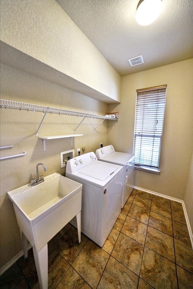 Building Photo - Gorgeous 5-Bedroom, 3.5-Bathroom Home Near...