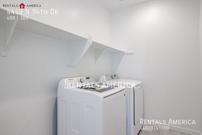 Building Photo - Gorgeous Open-Concept 4-Bedroom Home in a ...