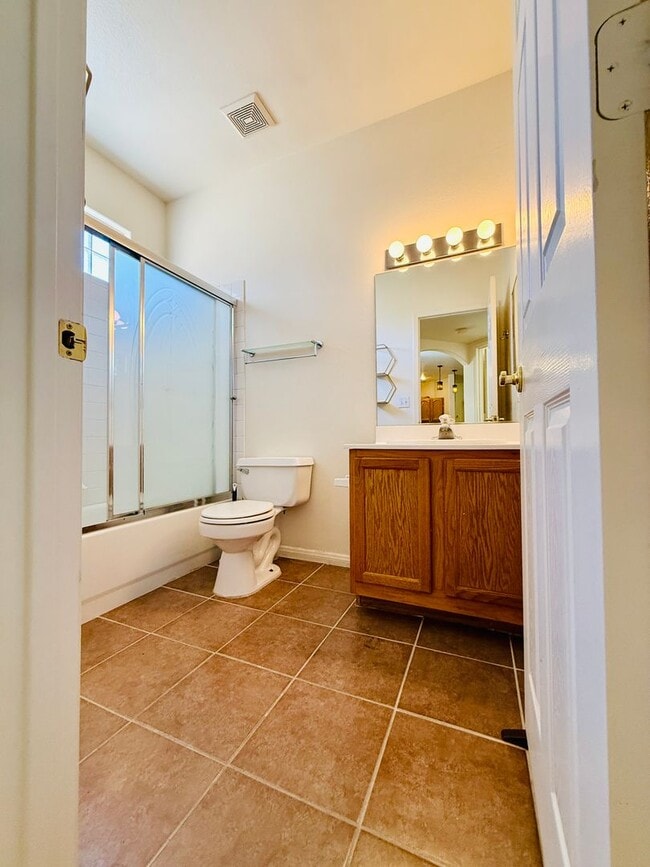 Building Photo - Enjoy resort-style living in this stylish ...