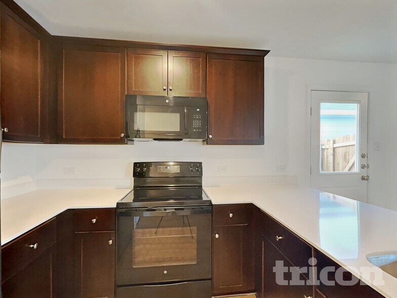 Building Photo - 617 Dashwood Dr