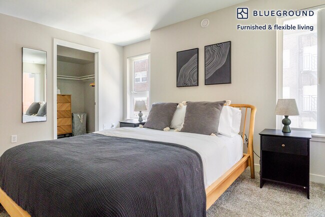 Building Photo - 526 Yale Ave N