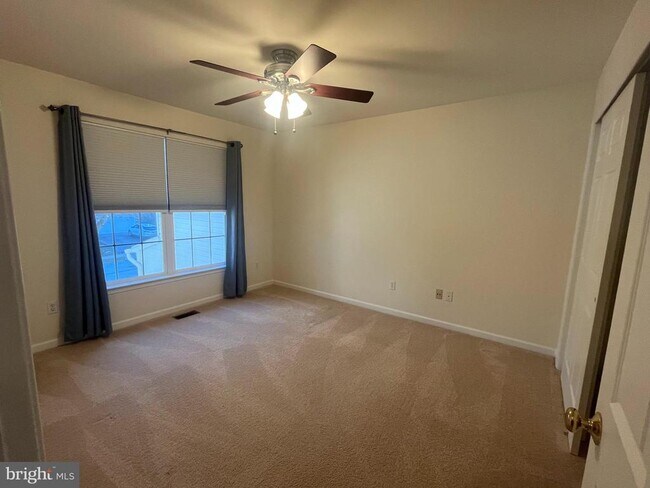 Building Photo - 233 Birchwood Dr