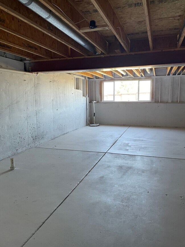 Building Photo - Renovated Home with A/C!