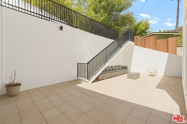 Building Photo - 2619 Rinconia Dr