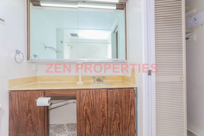 Building Photo - Kapiolani Terrace studio for rent