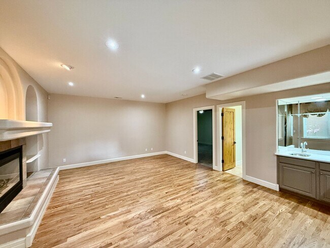 Building Photo - Gorgeous 4 Bedroom Home located in Gated Broadmoor Community