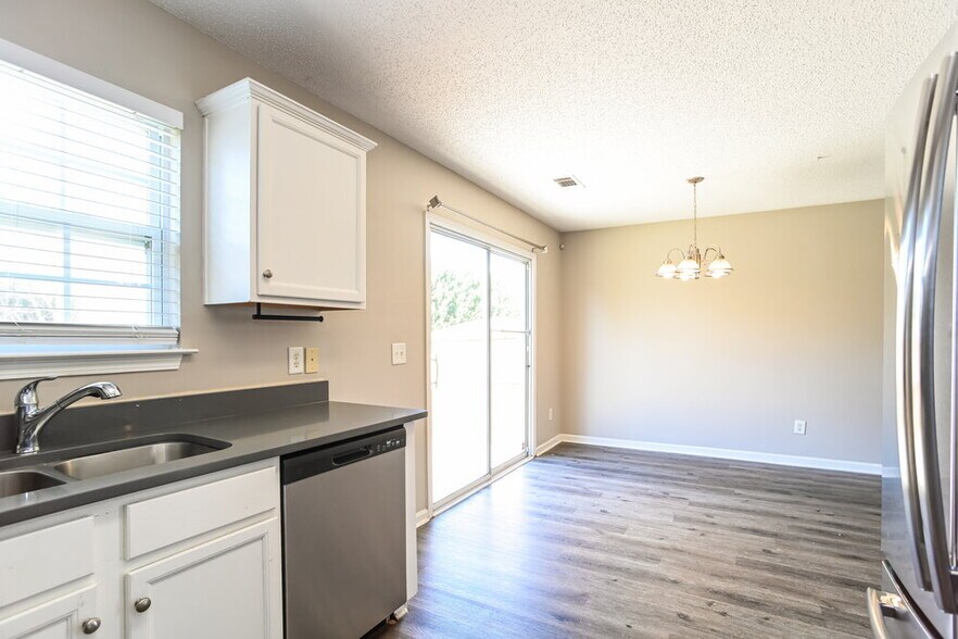 Building Photo - 913 River Trail Rd