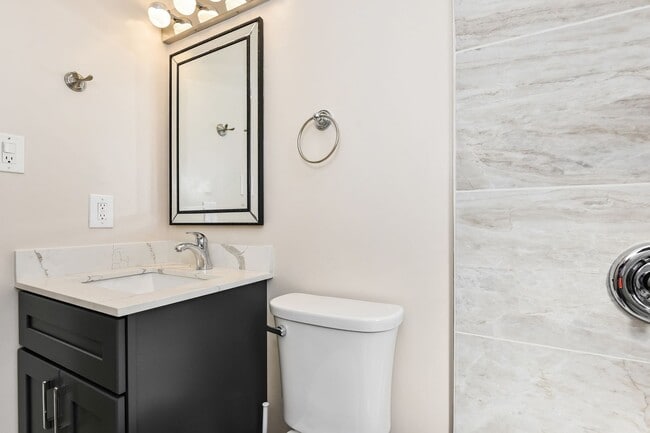 Building Photo - Sweet & Charming 2 Bedroom Richmond Apartment