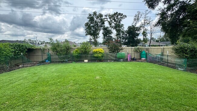 Building Photo - 6670 SW 13th Ln