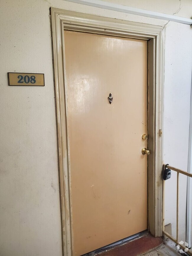 Building Photo - Apartment