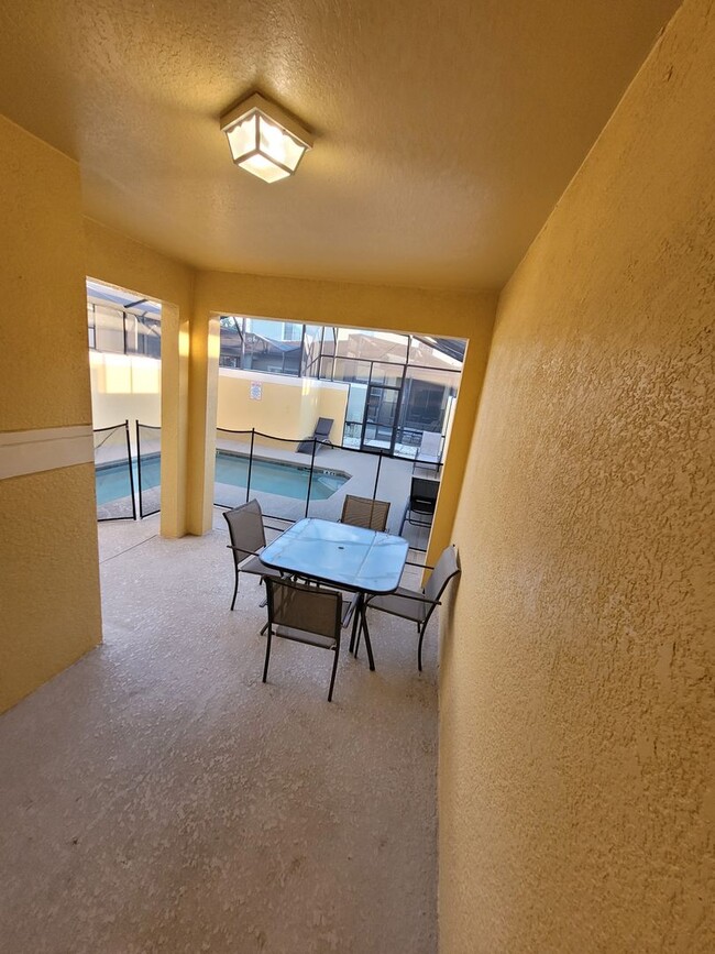 Building Photo - Fully Furnished 4 bed 3 bath with Pool in ...