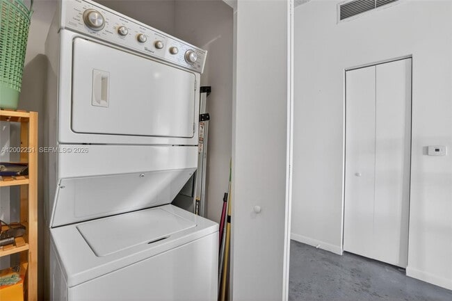 Building Photo - 10 SW South River Dr