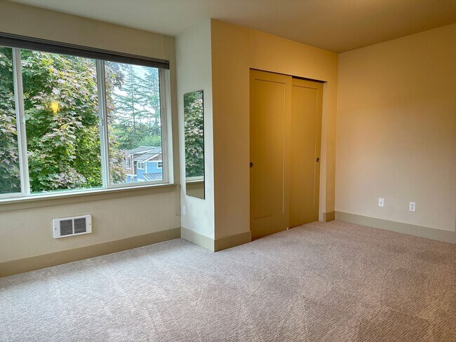 Building Photo - Enjoy pets and parking at this ideal townh...