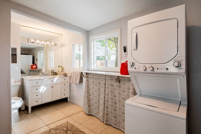 Building Photo - Movie Colony Oasis - Peaceful, Walk to Dow...