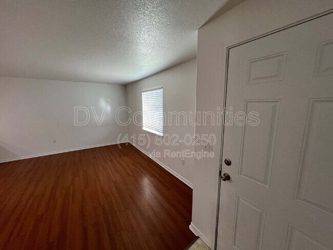 Building Photo - 2521 NW Cedar Ave