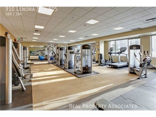 Building Photo - 910 Lenora St