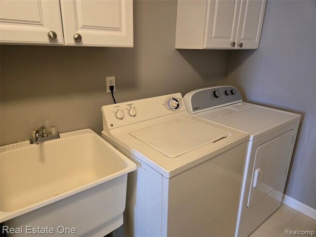 Building Photo - 1716 Deepwood Cir