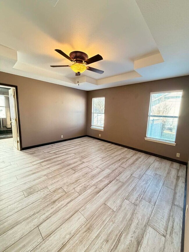 Building Photo - Beautiful Executive 3bd/2bath home in Joplin with fenced in yard / 2 car garage  and sunroom!!