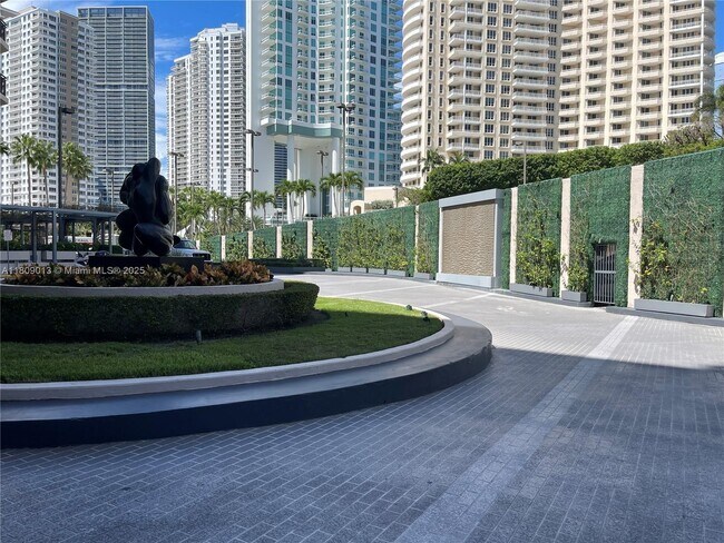 Building Photo - 540 Brickell Key Dr