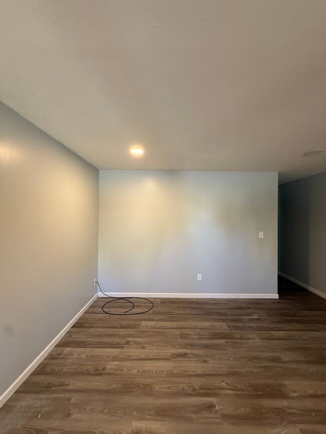 Building Photo - REMODELED 2 BEDROOM E.185TH/LAKE SHORE BLVD.