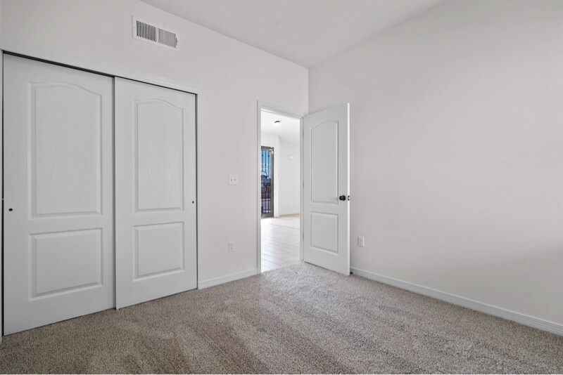 Building Photo - 912 Clapham St