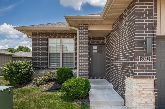 Building Photo - NEW LUXURY 2 BED 2 BATH 1 CAR GARAGE DUPLEX