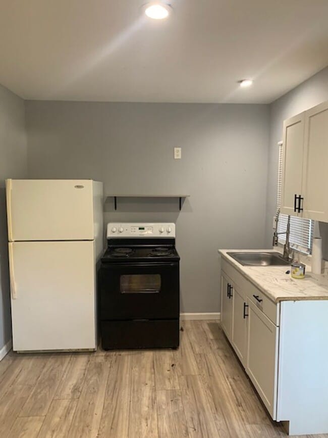 Building Photo - heat/air stove refrigerator/near downtown