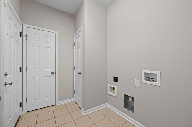 Building Photo - 115 Ravenscroft Way