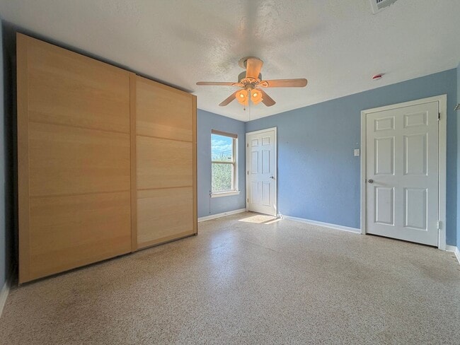Building Photo - 7103 Twin Crest Dr