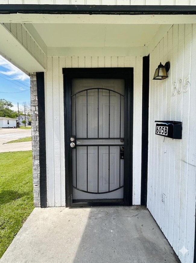 Building Photo - 605 Drexel St