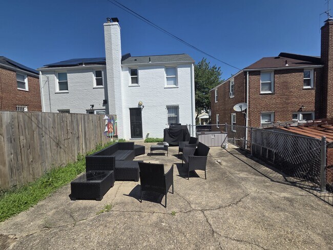 Building Photo - 609 Farragut Pl NE
