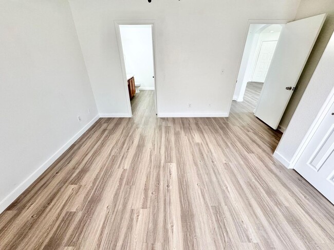 Building Photo - STUNNING 2 BEDROOM 2 BATH CONDO IN GATED C...
