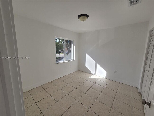 Building Photo - 3940 NW 76th Terrace