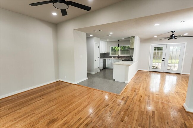 Building Photo - 10937 Greenwillow Dr