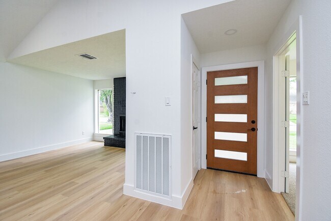 Building Photo - 1815 Mustang Springs Dr