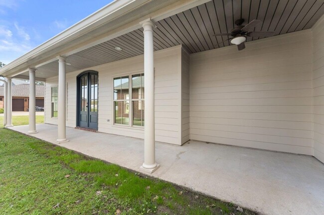 Building Photo - 4150 Primrose Dr