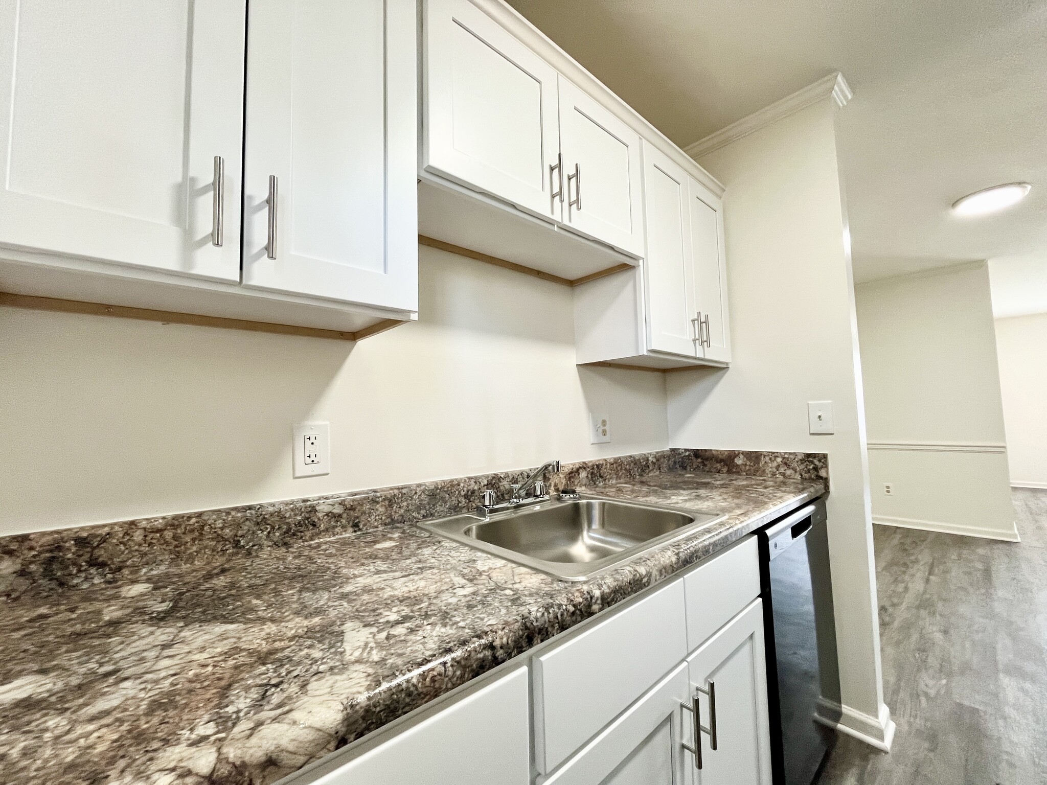 2 BR, 1 BTH- DELUXE - Collinwood South Apartments