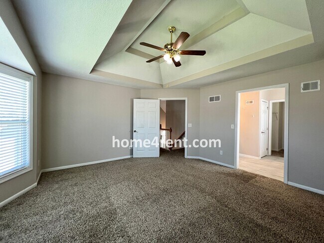 Building Photo - Wonderful Northland Home w/ Hardwood Floors and Plenty of Space!!