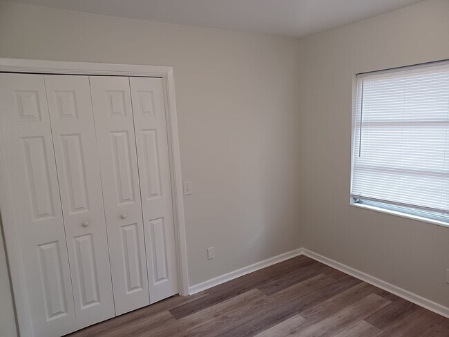 Building Photo - Beautiful 2 BR 1 BA Lakefront View Rental ...