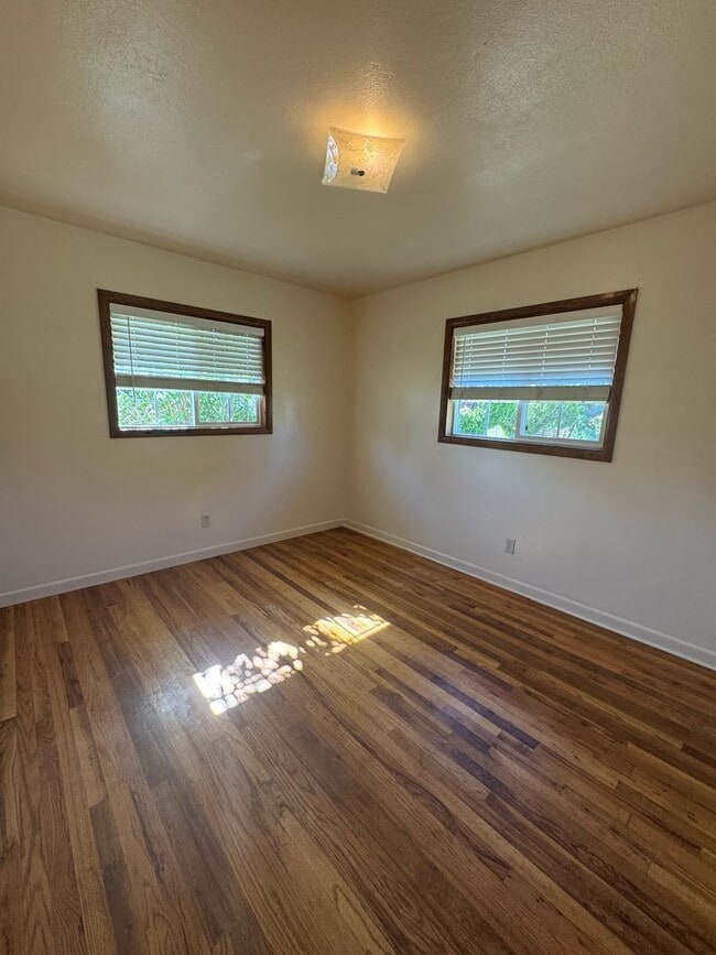 Building Photo - 3 bed 1 bath with large back yard - ONE SM...