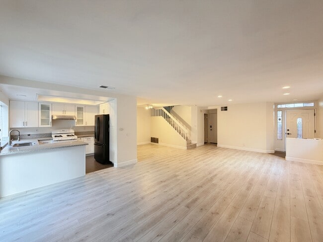 Building Photo - 6315 Blossom Ln