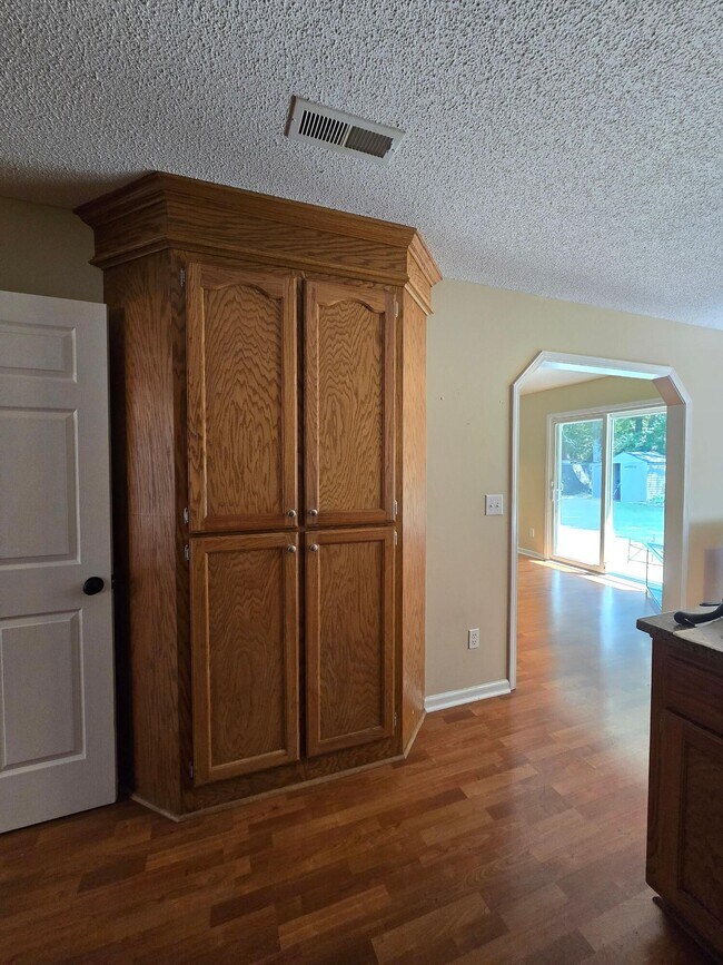 Building Photo - 3275 Oleander Dr