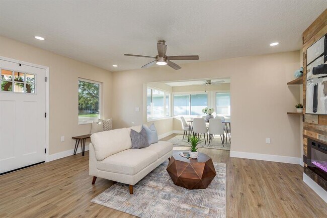 Building Photo - 2480 Del Rio Way