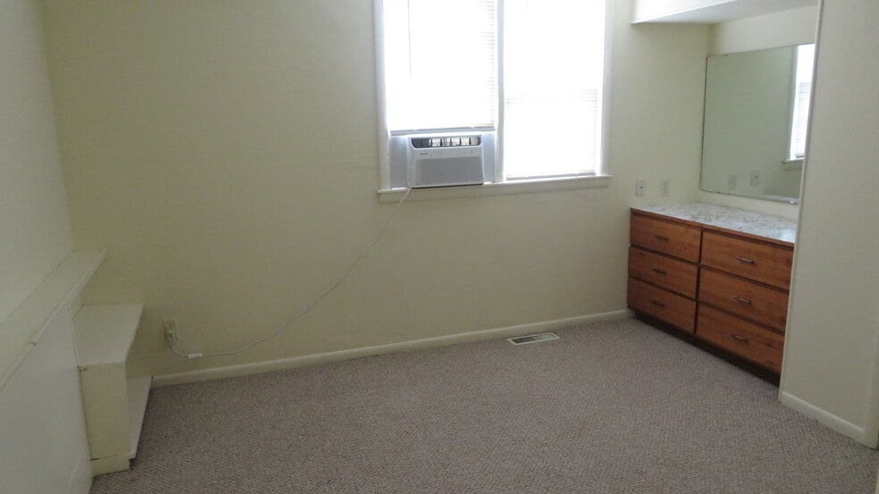 Building Photo - 322 McGoodwin Ave