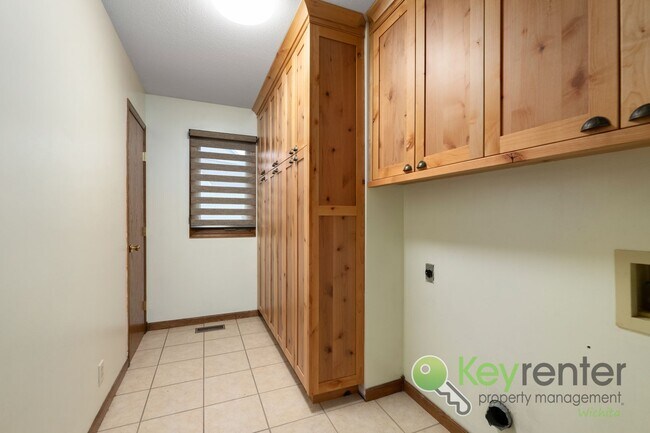 Building Photo - Beautiful 4 bed/3 bath with golf course vi...