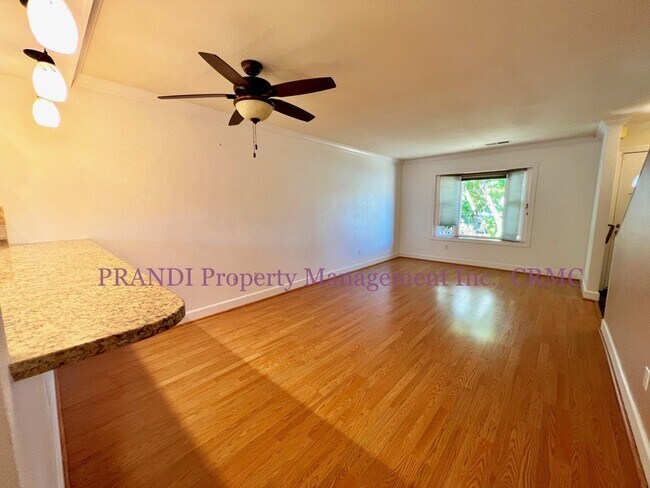 Building Photo - Delightful End Unit Townhome with Washer/D...
