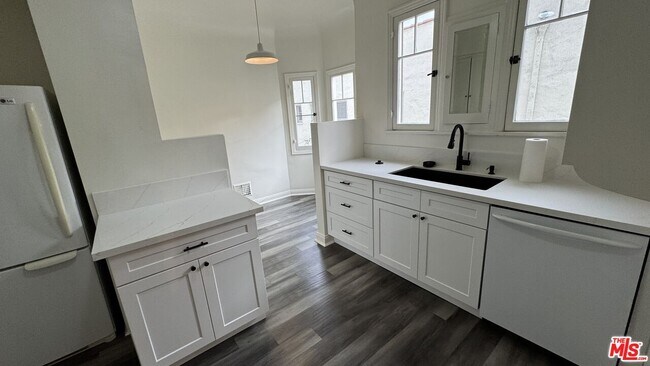 Building Photo - 326 1/2 N Sycamore Ave