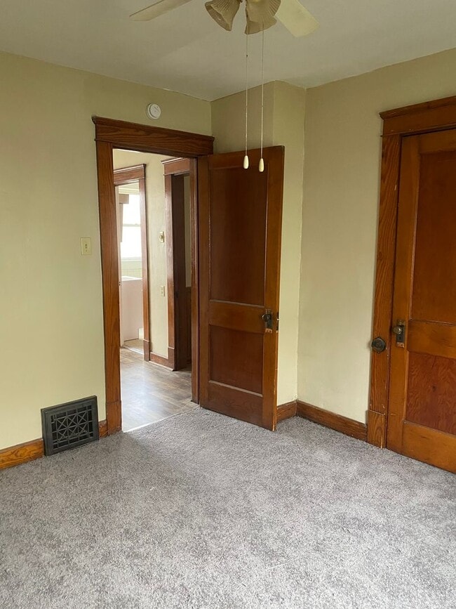 Building Photo - 1st Floor 1 Bedroom