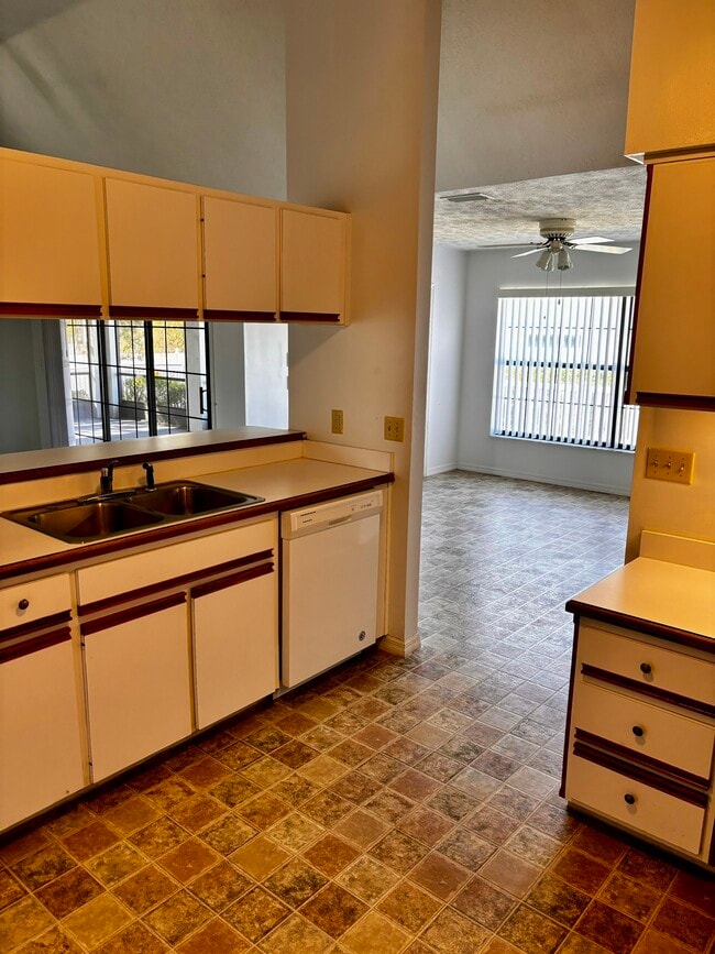 Building Photo - 1050 S Crystal Glen Dr