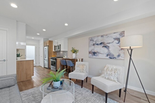 Building Photo - Modern 2bd/2ba Townhome with Rooftop & Par...